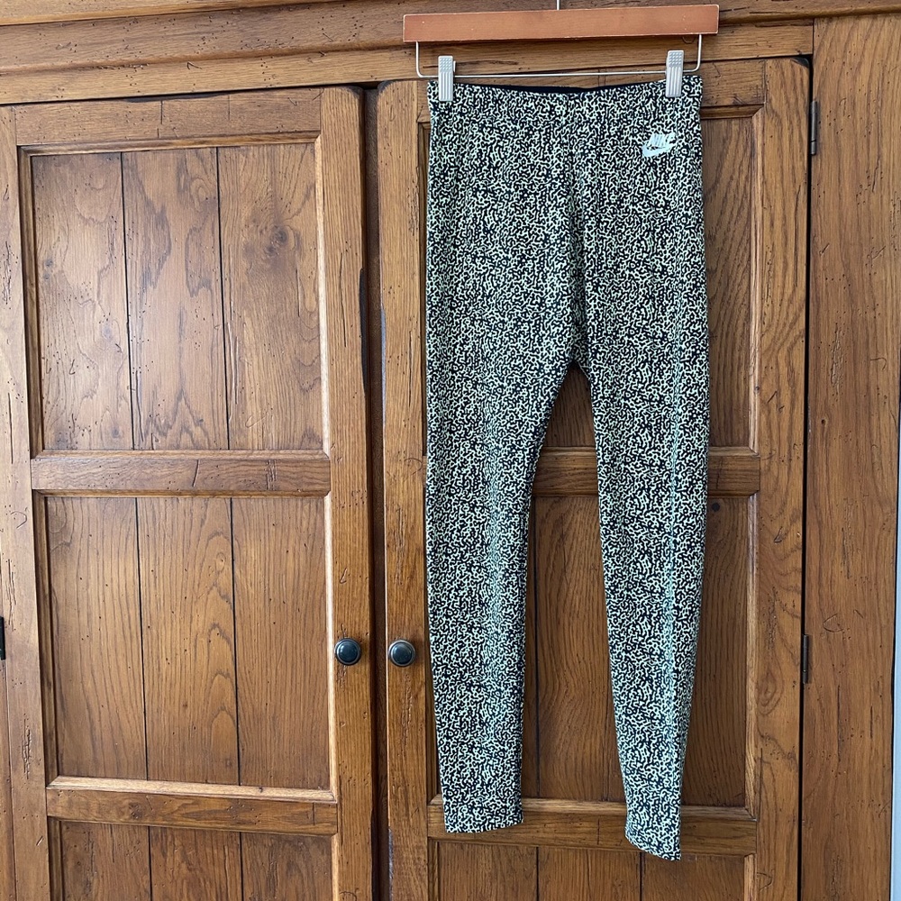 Nike running leggings! Super light and breathable. Great condition.